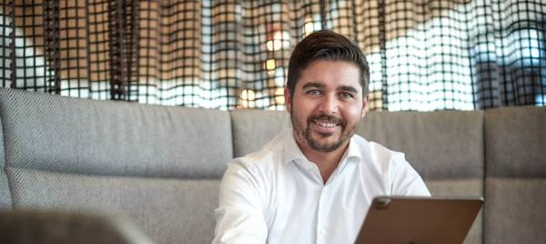 Den Blick nach vorne gerichtet: Markus Erl am Tablet am Unternehmenssitz der E …