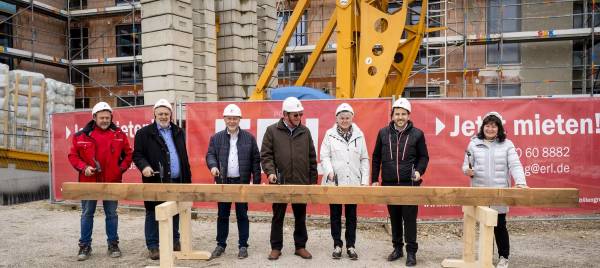 ERL-Vorstand Michael Erl (2.v.re.) hämmerte zusammen mit Aufsichtsrätin Maria  …