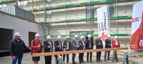 Die Ehrengäste haben gemeinsam mit den ERL-Mitarbeitern die symbolischen letzt …