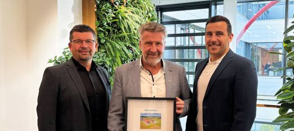 Ihre Mühen haben sich gelohnt: Die Vorstände Michael Erl (re.) und Wolfgang Ha …