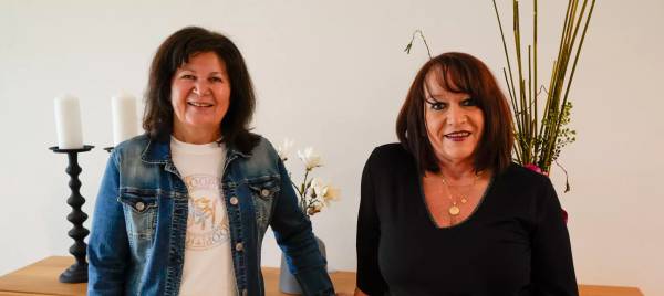 Sie setzen jede Wohnung gekonnt in Szene: Maria Erl (l.) und Gabi Hain.