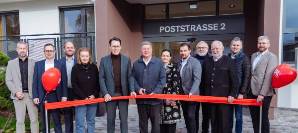 Einweihung mit Durchschneiden des roten Bandes