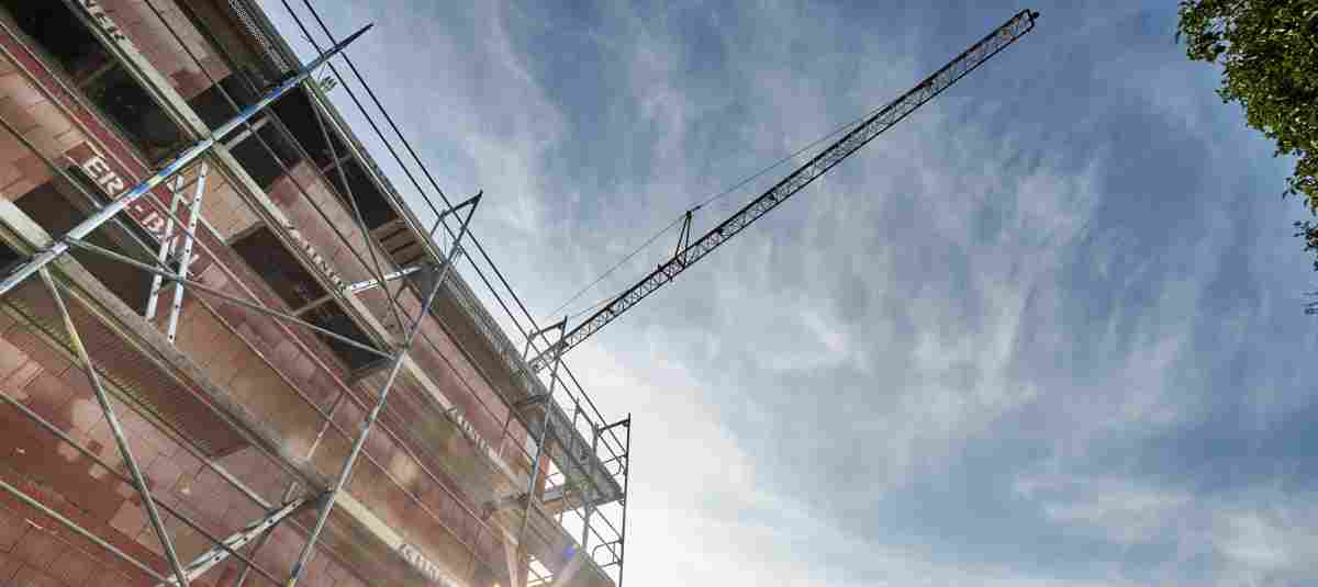 Die Präzisionshandwerker von ERL ziehen Gebäude um Gebäude hoch