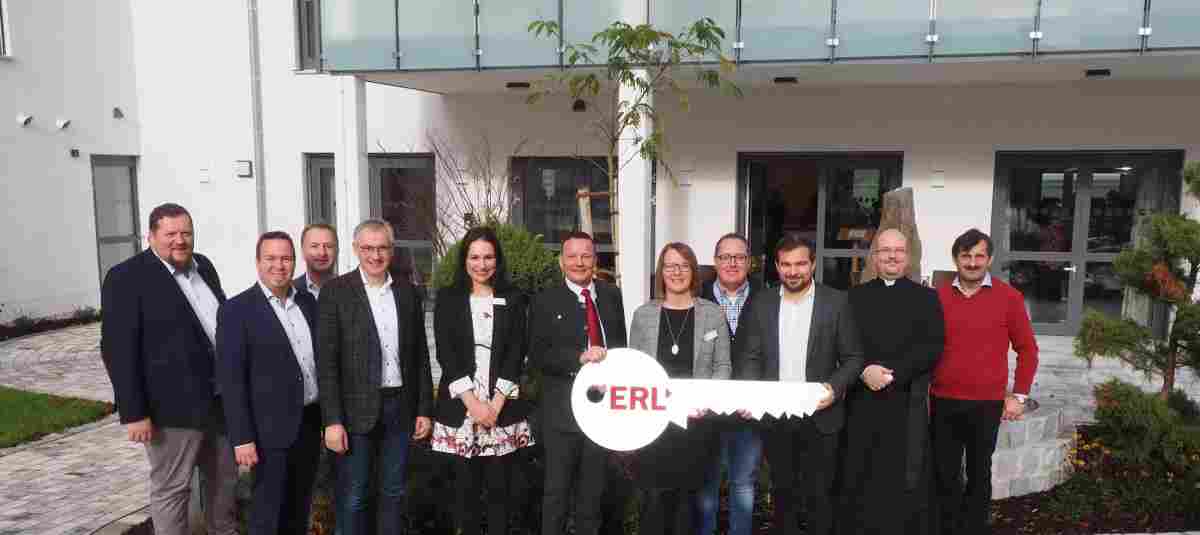 ERL-Vorstandsvorsitzender Alois Erl jun. (dritter von rechts) überreichte de ...