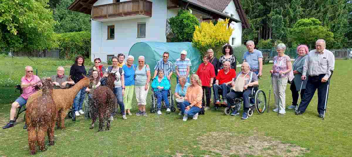 Petra Stinglhammer (Mitte, kniend) organisiert jedes Jahr einen Ausflug mit  ...