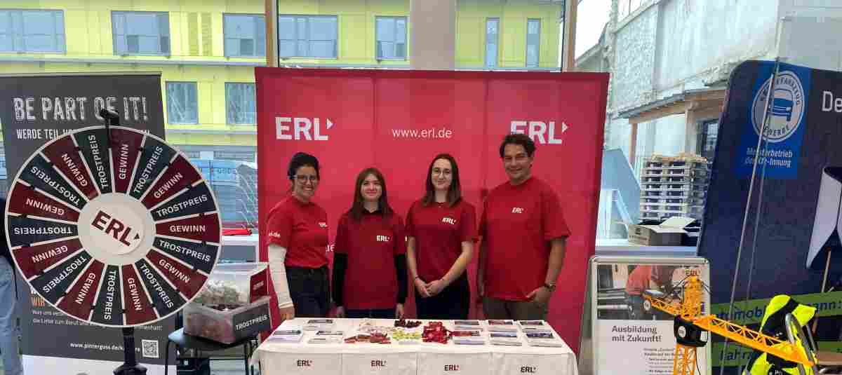 Das ERL-Team mit Glücksrad, Goodies und XXL-Kran auf der Deggendorfer Jobmes ...