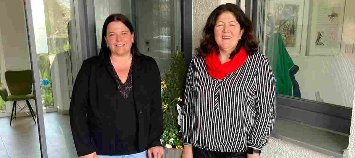 Sabine Riedmeier (l.) und Karina Schweiger leiten das Servicebüro in Bad Gög ...