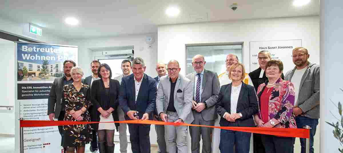 Mit dem symbolischen Durchschneiden des Bandes wird die neue Wohnanlage offiziell eröffnet. Mit dem symbolischen Durchschneiden des Bandes wird die neue Wohnanlage offi ...