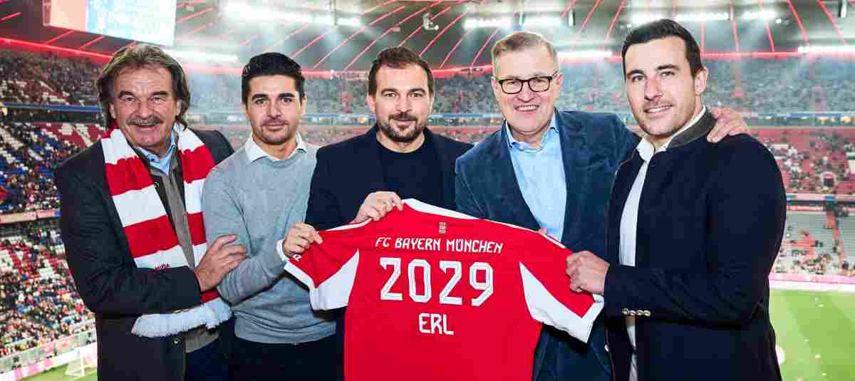 Die offizielle Trikotübergabe besiegelt die Partnerschaft zwischen ERL Immob ...