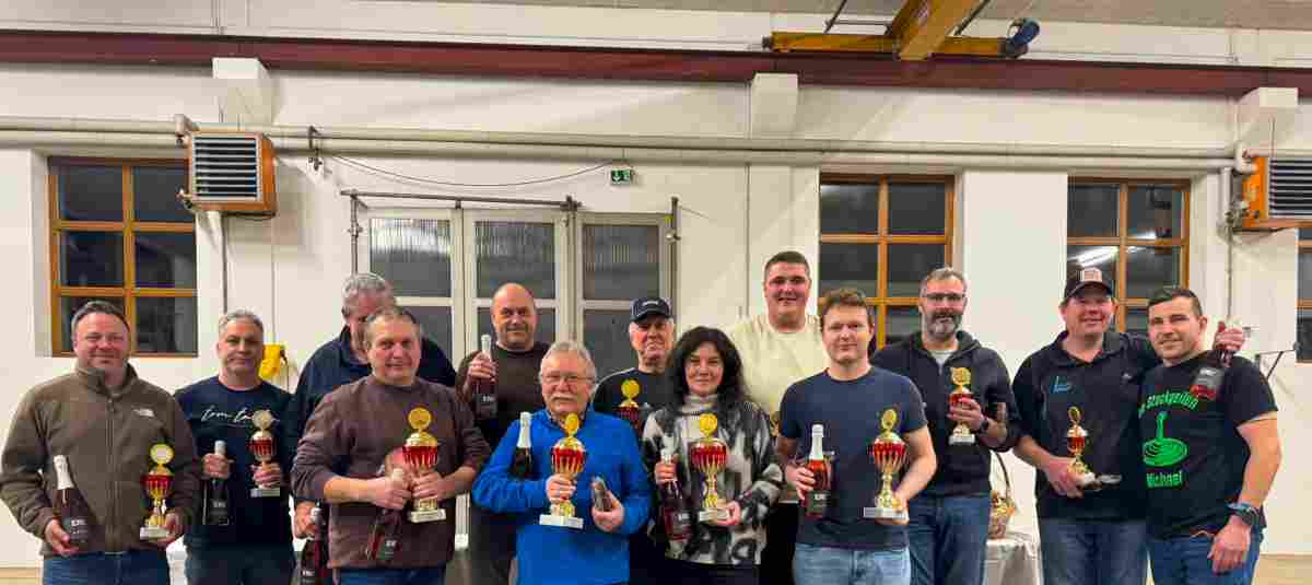 Die stolzen Gewinner-Teams des Stockturniers.
