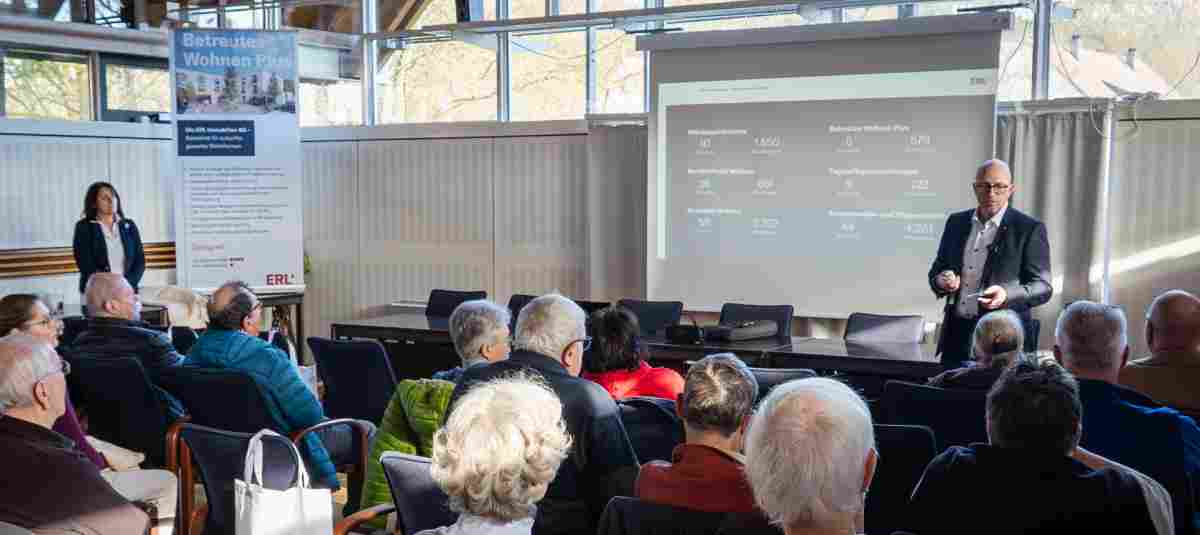 Hubertus Seidler und Tanja Feucht informieren in Emskirchen über die Angebot ...