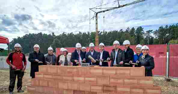 Feierliche Grundsteinlegung in Postbauer-Heng