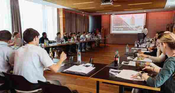 standardisierung-am-bau-studenten-der-THD-besichtigen-erl-baustelle