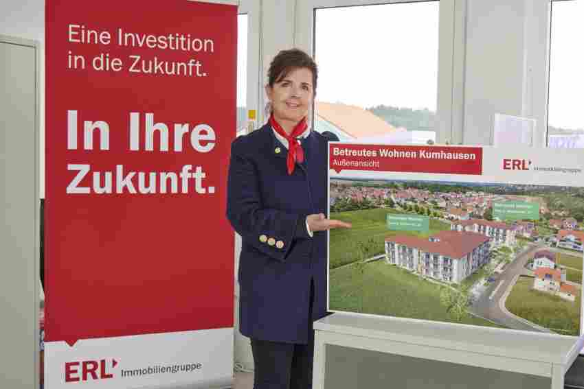 Immobilienberaterin Mathilde Berndl zeigt, was in Kumhausen entsteht