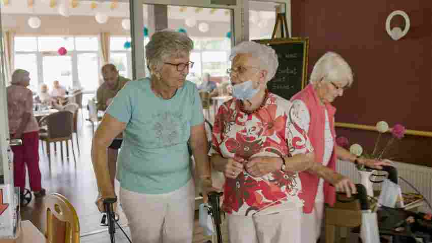 Erika (91, M.) sucht ein gutes Seniorenheim und fragt die Bewohner, ob sie s ...