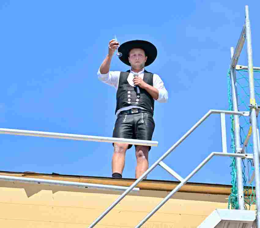 Zimmerermeister Erwin Dellnitz sprach hoch oben auf dem Dach seinen traditio ...