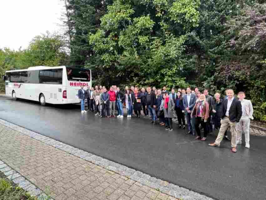 Bei einer Bustour wurden Referenzobjekte und Gewerke von ERL in Deggendorf b ...
