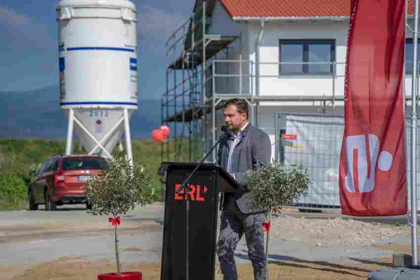 ERL-Vorstandsvorsitzender Alois Erl jun. begrüßte die Gäste auf der Baustell ...