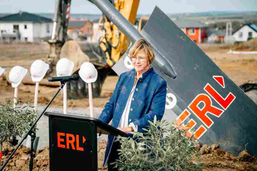 AWO Bezirksvorsitzende Irene Görgner erklärte die Wichtigkeit des Ersatzbaus ...