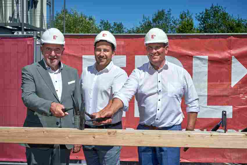 Landrat Willibald Gailler (v.li.), ERL-Vorstand Michael Erl und Bürgermeiste ...