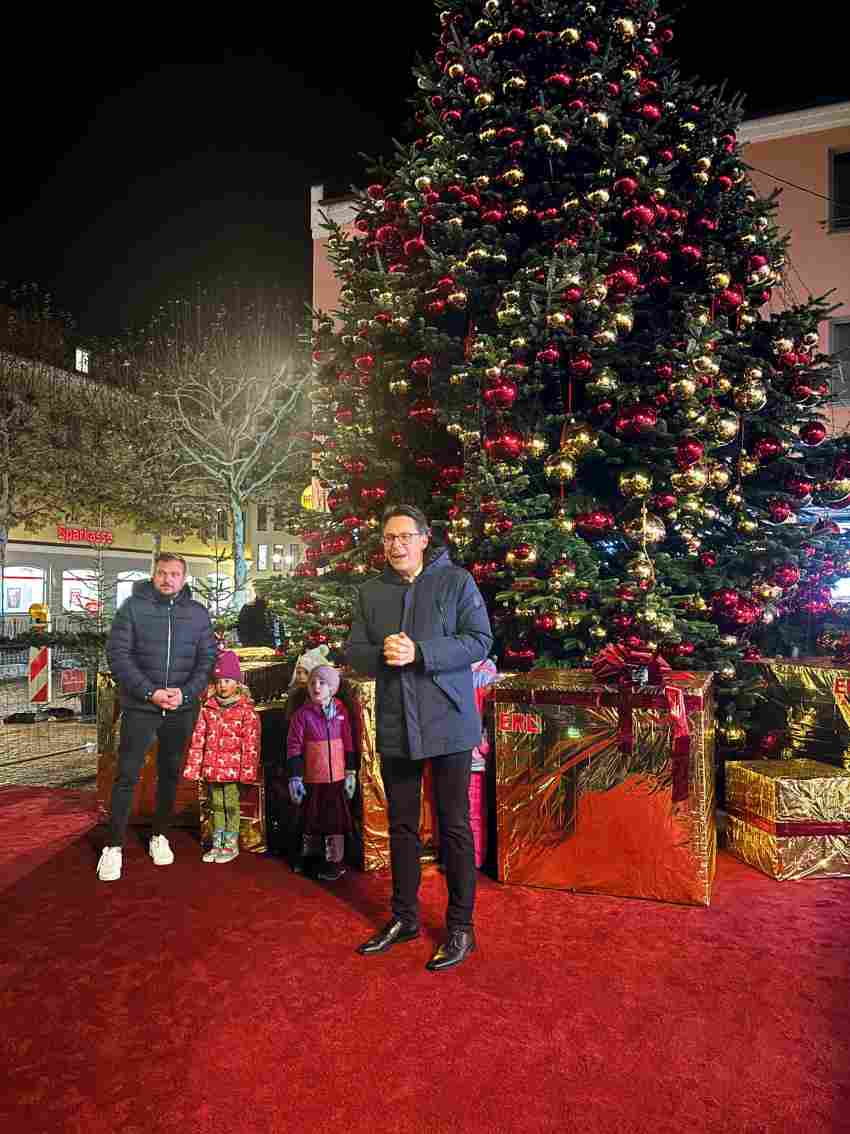 Oberbürgermeister Dr. Christian Moser bedankte sich bei Familie Erl für den  ...