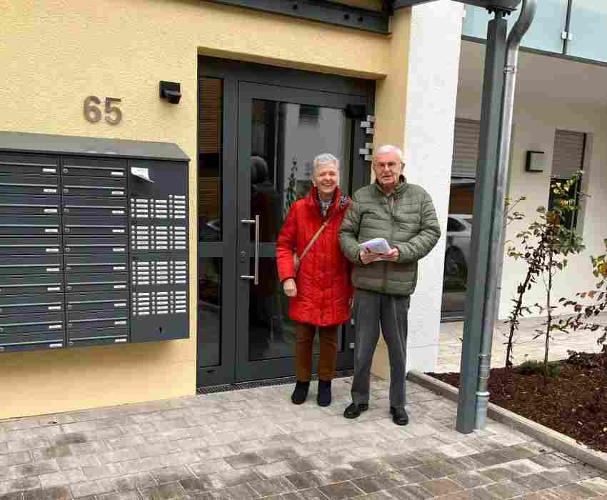 Die Eheleute Reiner und Margareta Gerstner gehörten zu den ersten Mietern im Betreuten Wohnen in Deggendorf. Sie freuen sich besonders auf gemeinsamen Aktivitäten mit anderen Bewohnern und haben die Gewissheit, bestens abgesichert zu sein. Die Eheleute Reiner und Margareta Gerstner gehörten zu den ersten Mietern im ...