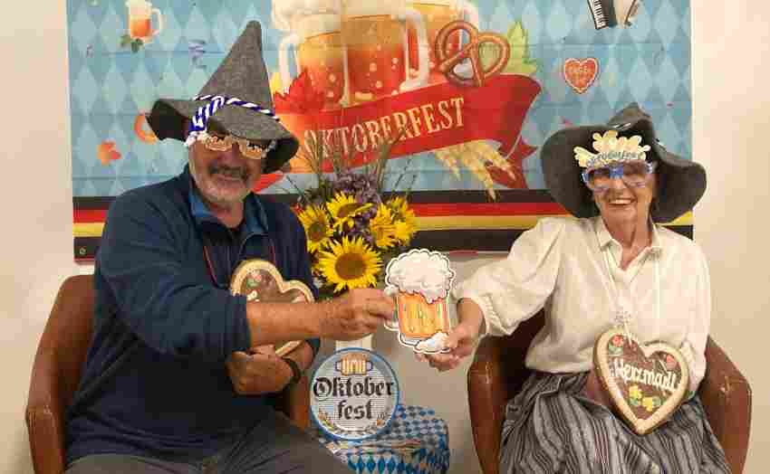 Bei einer Oktoberfest-Party verwandelte sich der Gemeinschaftsraum in ein großes Bierzelt. Bei einer Oktoberfest-Party verwandelte sich der Gemeinschaftsraum in ein gr ...