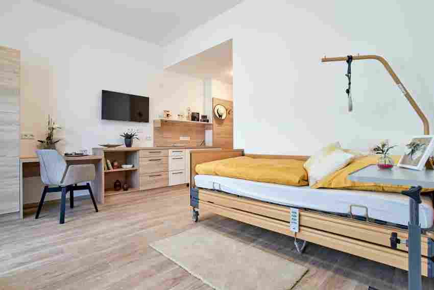 Zur Ausstattung der teilmöblierten Ein-Zimmer-Wohnungen gehören unter anderem eine eigene kleine Küchenzeile, Schränke, ein Fernseher sowie ein Pflegebett. Auch ihre eigenen Lieblingsstücke dürfen Bewohner mitbringen. Zur Ausstattung der teilmöblierten Ein-Zimmer-Wohnungen gehören unter andere ...