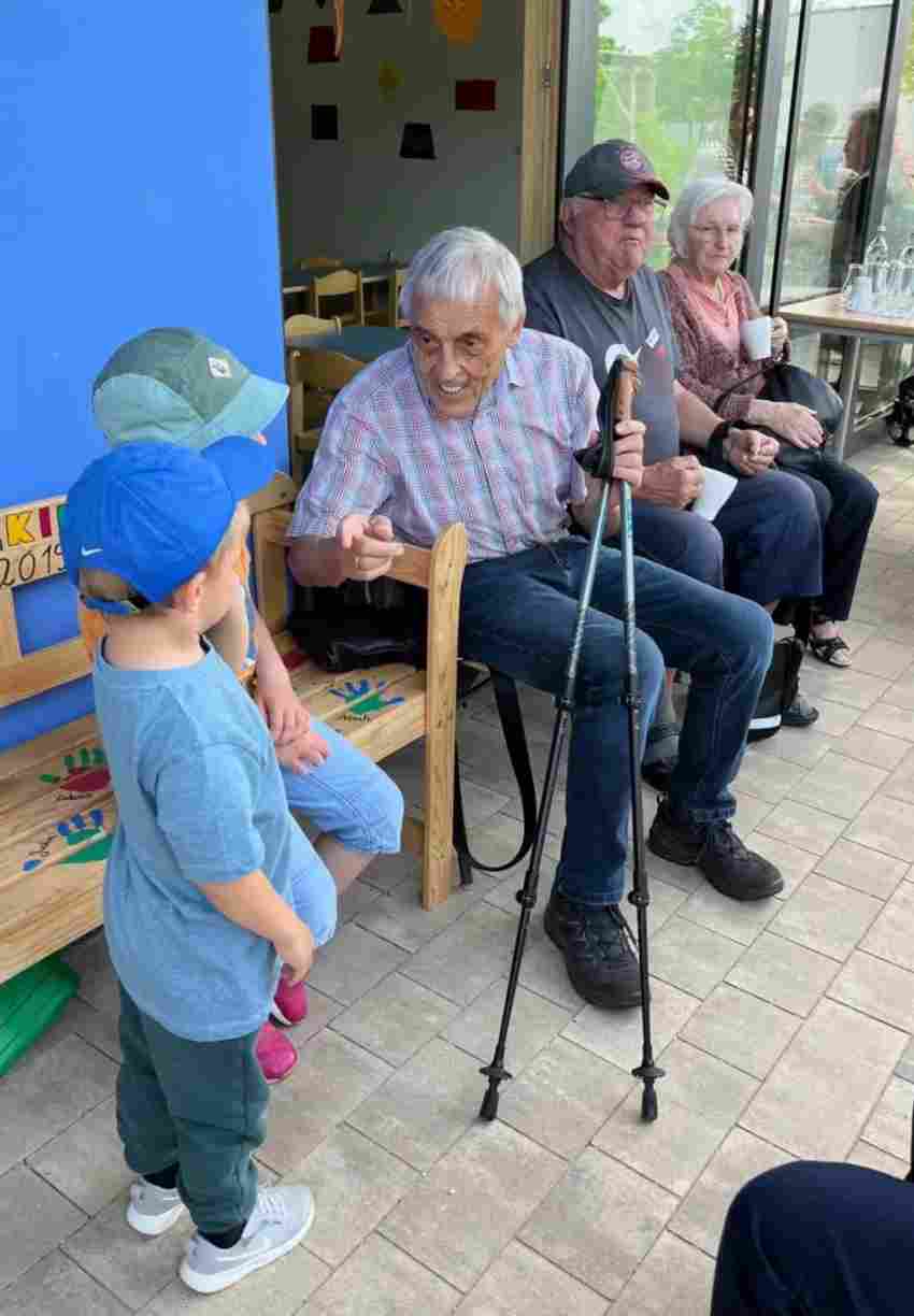 Auch ein Besuch im Kindergarten stand schon auf dem Programm. Auch ein Besuch im Kindergarten stand schon auf dem Programm.