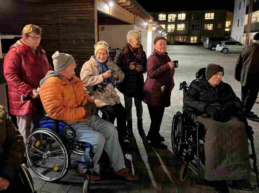 In der kalten Jahreszeit wird heißer Punsch auf dem Adventsfest gereicht. In der kalten Jahreszeit wird heißer Punsch auf dem Adventsfest gereicht.