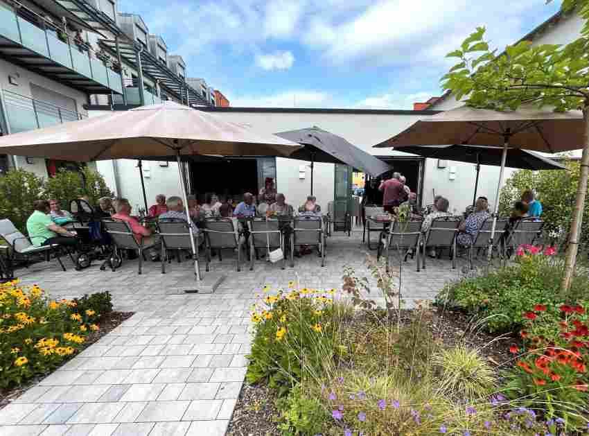 Die Sonnenterrasse bietet ausreichend Platz für das alljährliche Grillfest. Die Sonnenterrasse bietet ausreichend Platz für das alljährliche Grillfest.