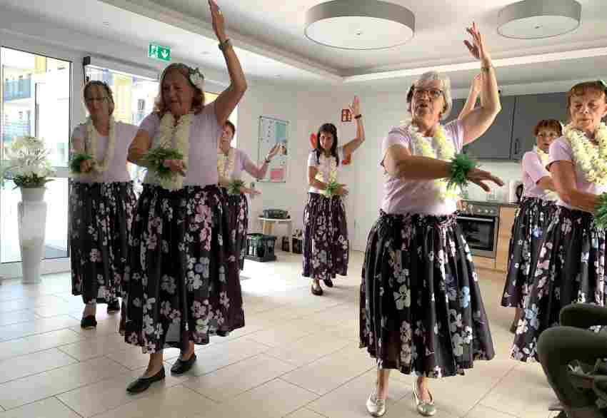 Immer mittwochs trifft sich die Hula-Gruppe im Gemeinschaftsraum und schwingt zu hawaiianischer Musik die Hüften. Immer mittwochs trifft sich die Hula-Gruppe im Gemeinschaftsraum und schwing ...