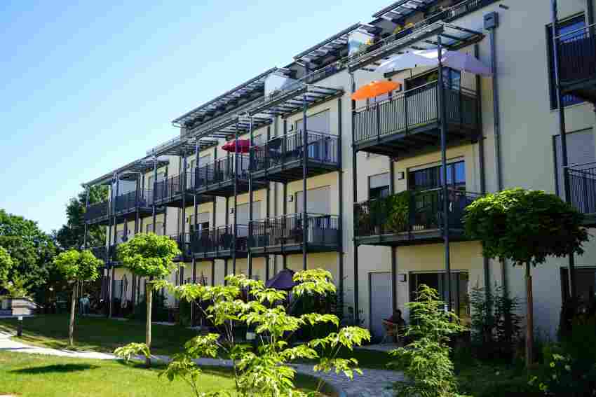 Bunte Sonnenschirme auf den Balkonen erzeugen fast schon Urlaubsflair.