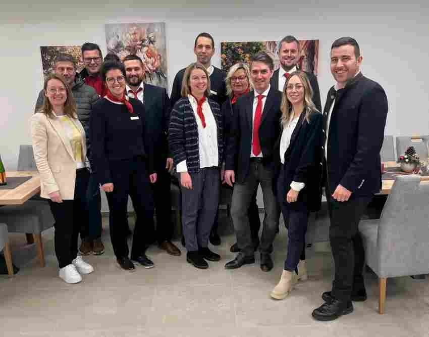 Bei der feierlichen Abnahme eines Objekts kommen die Eigentümer zusammen und können sich von der hochwertigen Bauqualität der gesamten Anlage überzeugen. Auch Silvia Reitberger (l.) ist mit dem Team der ERL-Bauabteilung vor Ort. Bei der feierlichen Abnahme eines Objekts kommen die Eigentümer zusammen und ...