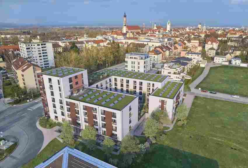 Stadtturm und Basilika St. Jakob in Sichtweite: Die zentrale Lage nahe des Stadtplatzes macht den Neubau zu einem begehrten Wohnort. Zur umweltfreundlichen Versorgung tragen Photovoltaik-Anlagen auf den Dächern bei (Visualisierung, Änderungen vorbehalten). Stadtturm und Basilika St. Jakob in Sichtweite: Die zentrale Lage nahe des S ...