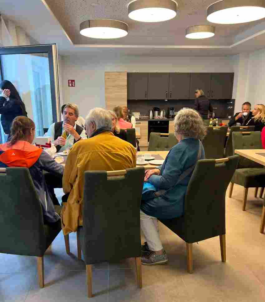 Viele Eigentümer waren der Einladung der ERL Immobiliengruppe zur offiziellen Abnahme der Wohnungen gefolgt. Viele Eigentümer waren der Einladung der ERL Immobiliengruppe zur offizielle ...