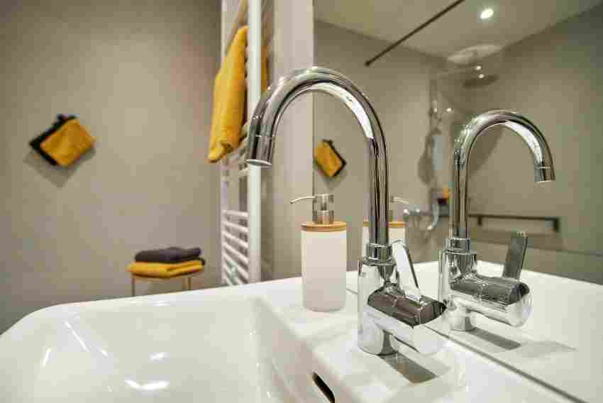 Im Badezimmer dürfen Bewohner ein gehobenes Ambiente und sanitäre Sonderausstattungen erwarten, darunter eine ebenerdige Dusche. Im Badezimmer dürfen Bewohner ein gehobenes Ambiente und sanitäre Sonderauss ...