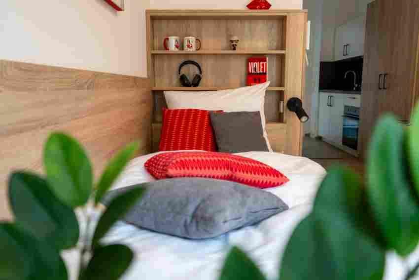 Zum Inventar der vollmöblierten Appartements gehören neben einer hochwertigen Einbauküche unter anderem ein Bett, Kleiderschrank, Regal und Garderobe, Schreibtisch mit Stuhl sowie Vorhänge und Deckenleuchten. Zum Inventar der vollmöblierten Appartements gehören neben einer hochwertige ...