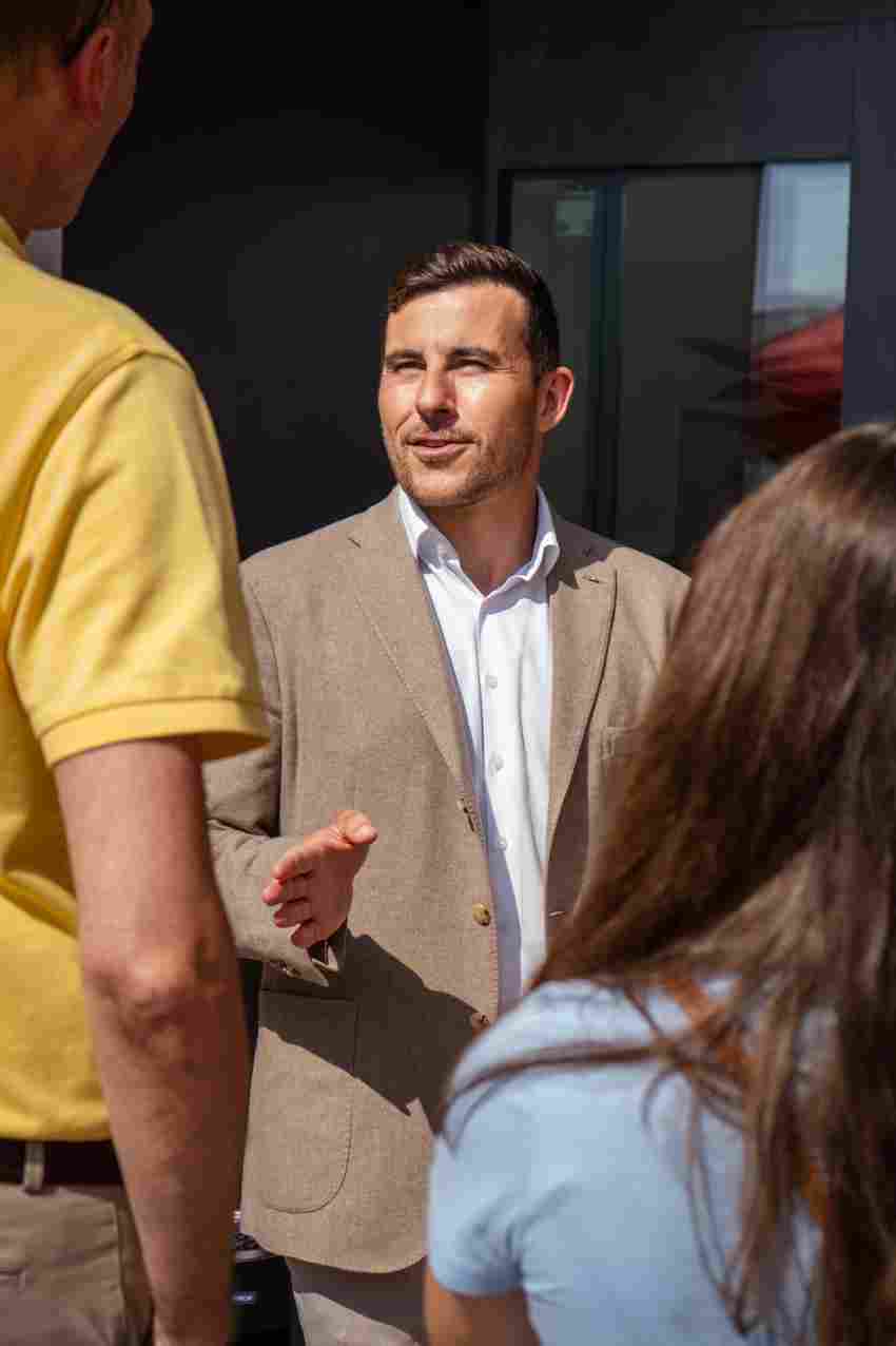 Viele Eigentümer waren der Einladung der ERL Immobiliengruppe zur offiziellen Abnahme der Wohnungen gefolgt. Viele Eigentümer waren der Einladung der ERL Immobiliengruppe zur offizielle ...