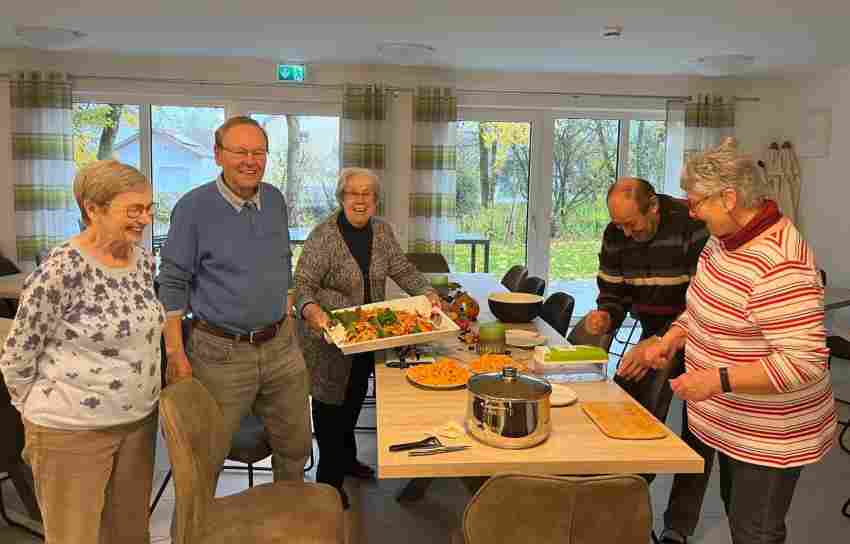 Beim gemeinsamen Kochen schmeckt es doppelt so gut. Beim gemeinsamen Kochen schmeckt es doppelt so gut.