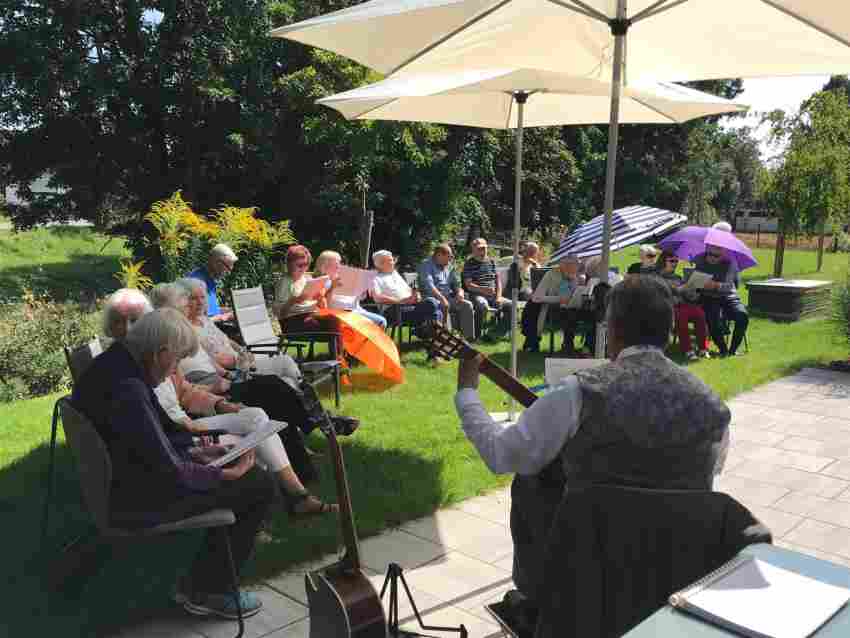 Auf der Terrasse des Gemeinschaftraums wurden schon Schlager angestimmt. Auf der Terrasse des Gemeinschaftraums wurden schon Schlager angestimmt.