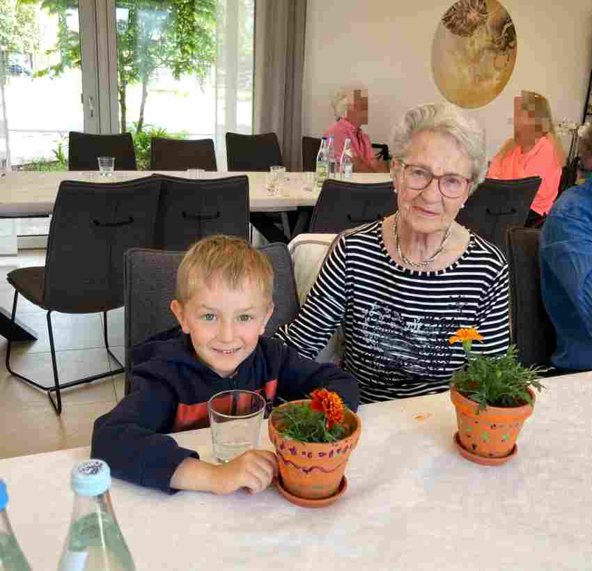 Beim Besuch der Kindertagesstätte „kleine Heimat“ wurden gemeinsam Blumentöpfe bemalt. Beim Besuch der Kindertagesstätte „kleine Heimat“ wurden gemeinsam Blumentöp ...