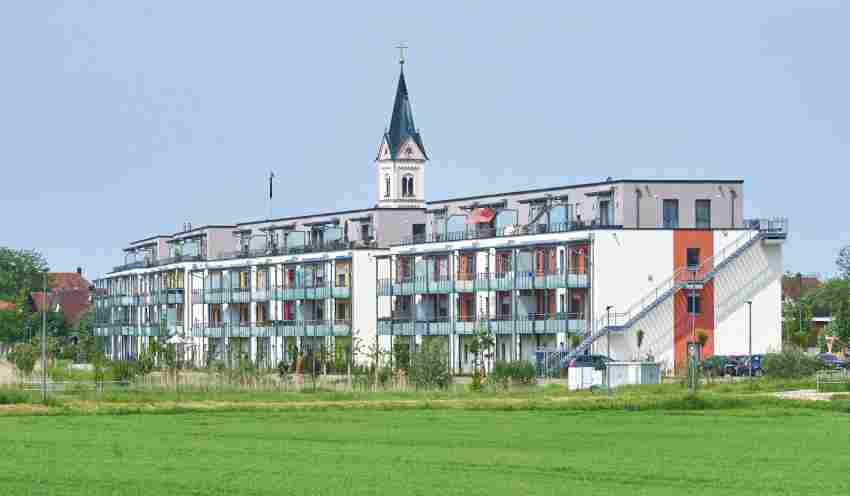 Jedes Haus hat nicht nur farblich seinen eigenen Charakter. Unter den Bewohnern haben sich inzwischen viele kleine Interessensgemeinschaften zusammengetan. Jedes Haus hat nicht nur farblich seinen eigenen Charakter. Unter den Bewohn ...