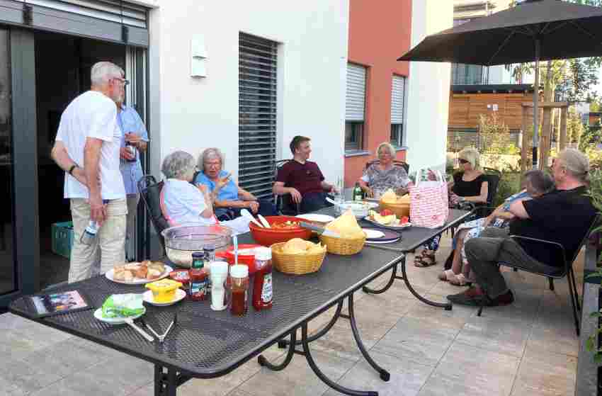 Gute Laune herrschte beim Grillfest auf der Terrasse des Gemeinschaftsraums. Gute Laune herrschte beim Grillfest auf der Terrasse des Gemeinschaftsraums.