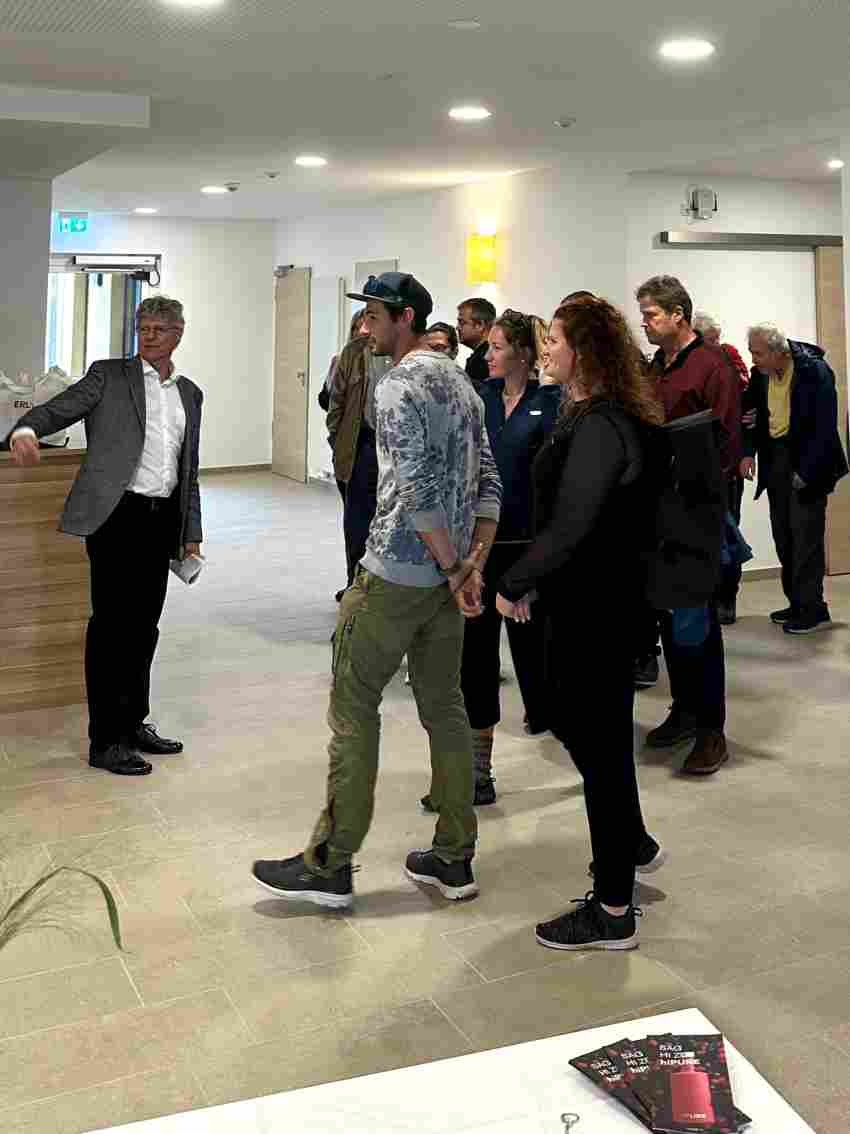 Viele Eigentümer waren der Einladung der ERL Immobiliengruppe zur offiziellen Abnahme der Pflegeappartements gefolgt und lernten auf einer Führung das neue Johanna-Heymann-Haus kennen. Viele Eigentümer waren der Einladung der ERL Immobiliengruppe zur offizielle ...