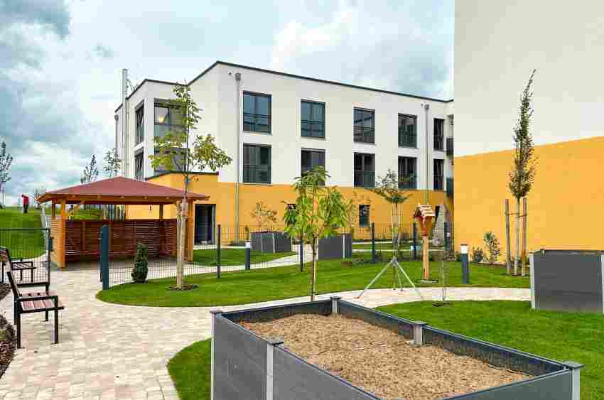 Neben 100 modernen Einbett-Appartements lädt der attraktiv gestaltete Außenbereich des Johanna-Heymann-Hauses künftig zum Verweilen ein. Neben 100 modernen Einbett-Appartements lädt der attraktiv gestaltete Außenb ...