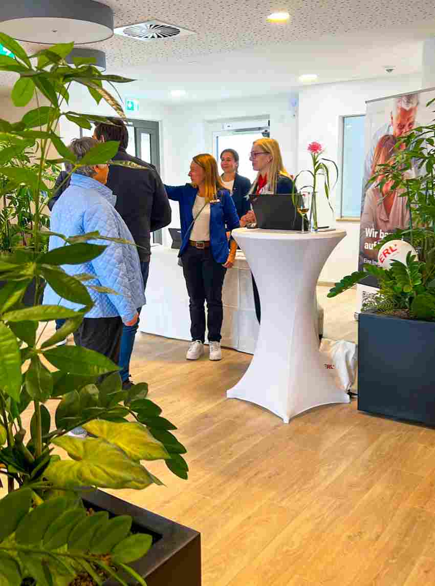 Viele Eigentümer waren der Einladung der ERL Immobiliengruppe zur offiziellen Abnahme der Wohnungen gefolgt. Viele Eigentümer waren der Einladung der ERL Immobiliengruppe zur offizielle ...