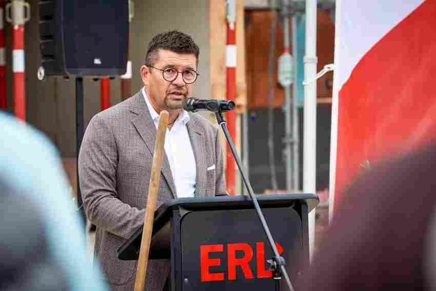 ERL-Vorstand Wolfgang Haider freute sich, mit dem Neubau dringend benötigten Wohnraum für Senioren unter einem Dach zu vereinen. ERL-Vorstand Wolfgang Haider freute sich, mit dem Neubau dringend benötigten ...