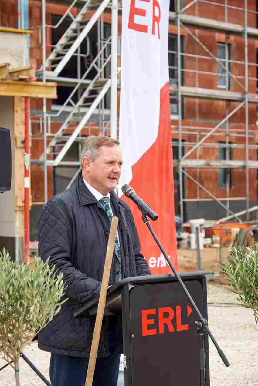 Landrat Bernd Obst war bei seinen Grußworten stolz darauf, den Menschen in der Region künftig ein neues Zuhause bieten zu können. Landrat Bernd Obst war bei seinen Grußworten stolz darauf, den Menschen in d ...