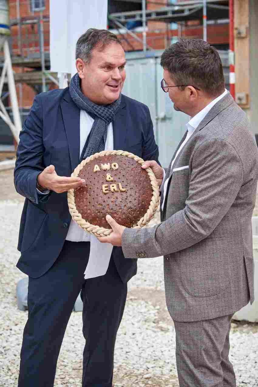 Als symbolisches Geschenk wurde von der AWO ein Laib Brot überreicht. Als symbolisches Geschenk wurde von der AWO ein Laib Brot überreicht.